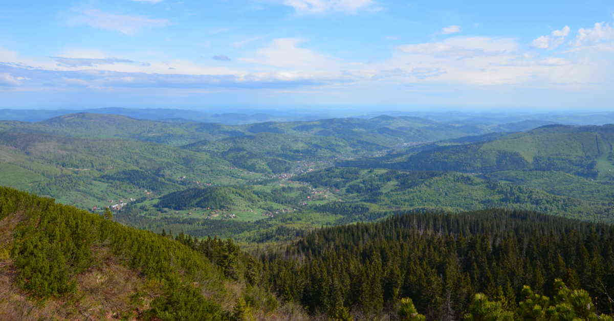 Panorama della valle attorno a Zawoja fotografata da Przełęcz Brona