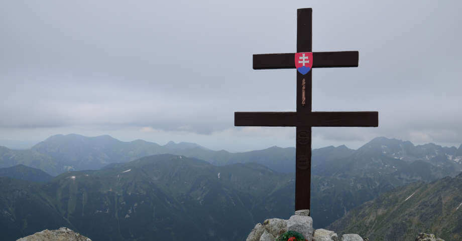 Croce simbolo della Slovacchia sulla cima del Krivan