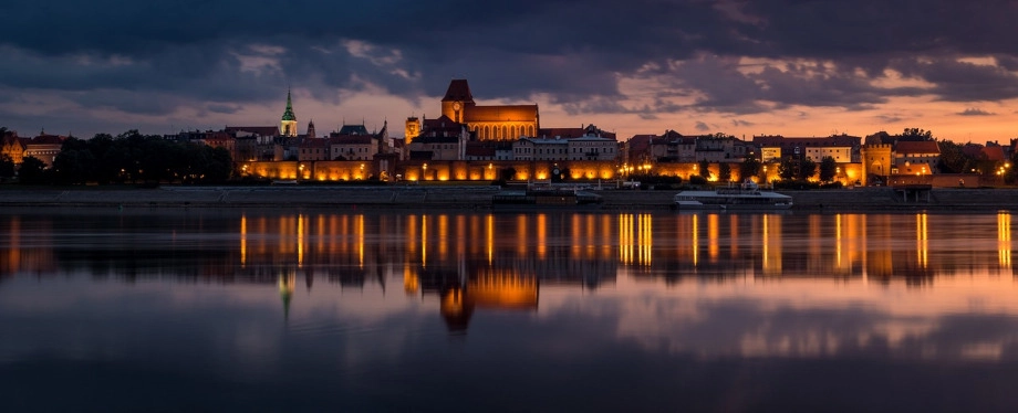 Panorama notturno di Toruń. Image by <a  data-cke-saved-href="https://pixabay.com/users/bogdanjab-3785793/?utm_source=link-attribution&utm_medium=referral&utm_campaign=image&utm_content=3352310" href="https://pixabay.com/users/bogdanjab-3785793/?utm_source=link-attribution&utm_medium=referral&utm_campaign=image&utm_content=3352310">Bogdan</a> from <a  data-cke-saved-href="https://pixabay.com//?utm_source=link-attribution&utm_medium=referral&utm_campaign=image&utm_content=3352310" href="https://pixabay.com//?utm_source=link-attribution&utm_medium=referral&utm_campaign=image&utm_content=3352310">Pixabay</a>